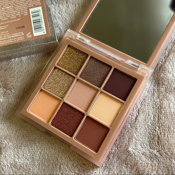 Huda beauty Haze obsessions in Sand - Picture 10 of 12